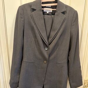 Calvin Klein Size 6 Super Feminine Gray Pant Suit